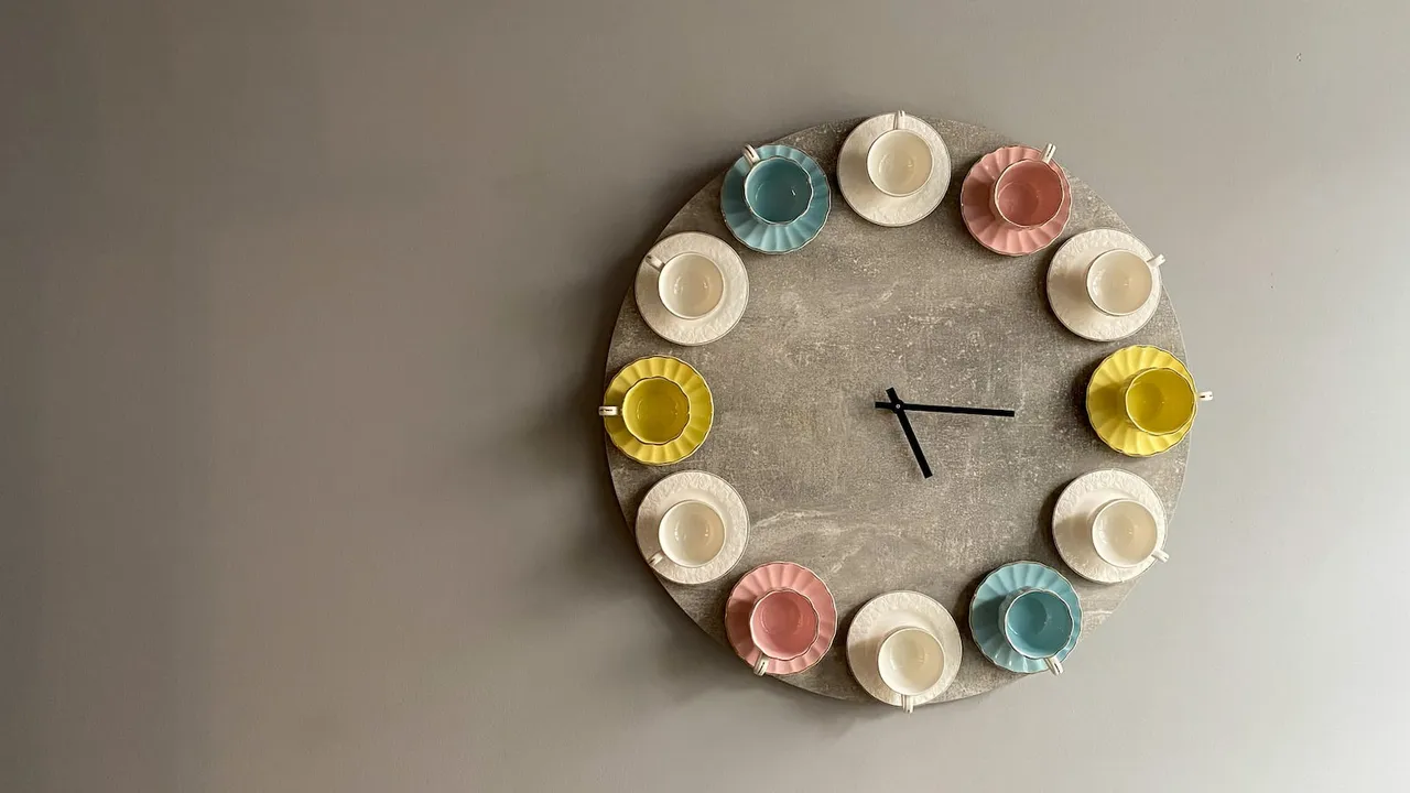 Jam Dinding dari Tutup Botol Bekas