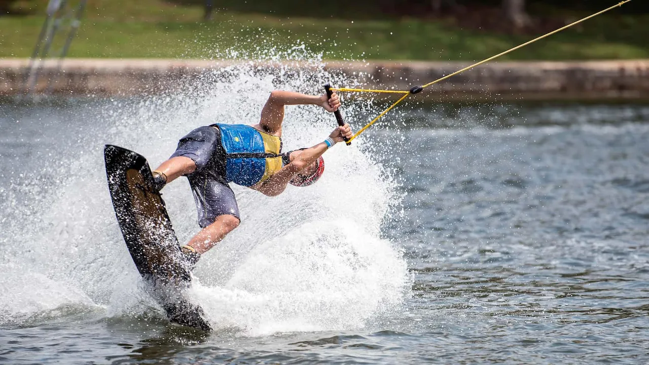 Wakeboarding merupakan salah satu olahraga air yang ekstrem