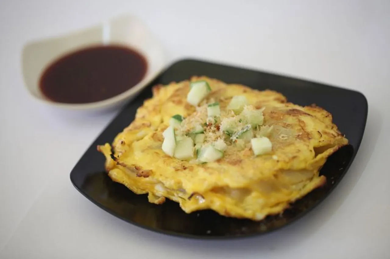 Lenggang merupakan makanan khas Palembang berupa campuran telur dan pempek