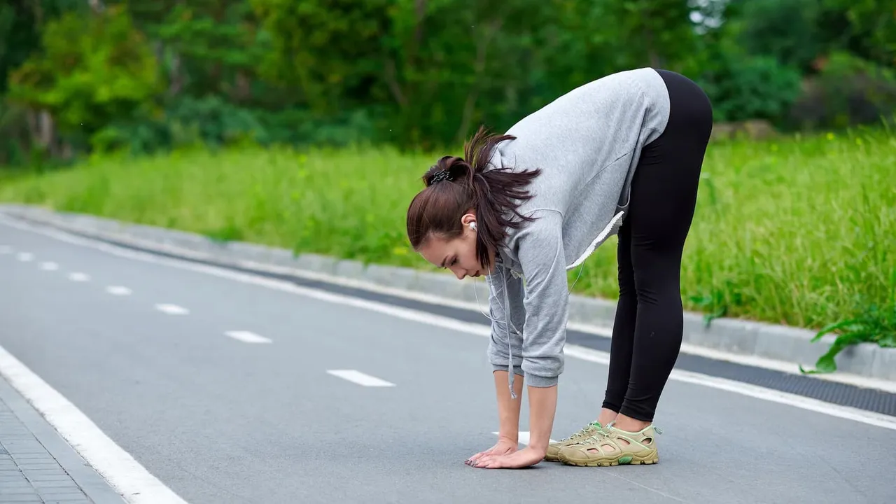 Gerakan pemanasan sebelum olahraga dengan menekuk tubuh ke depan