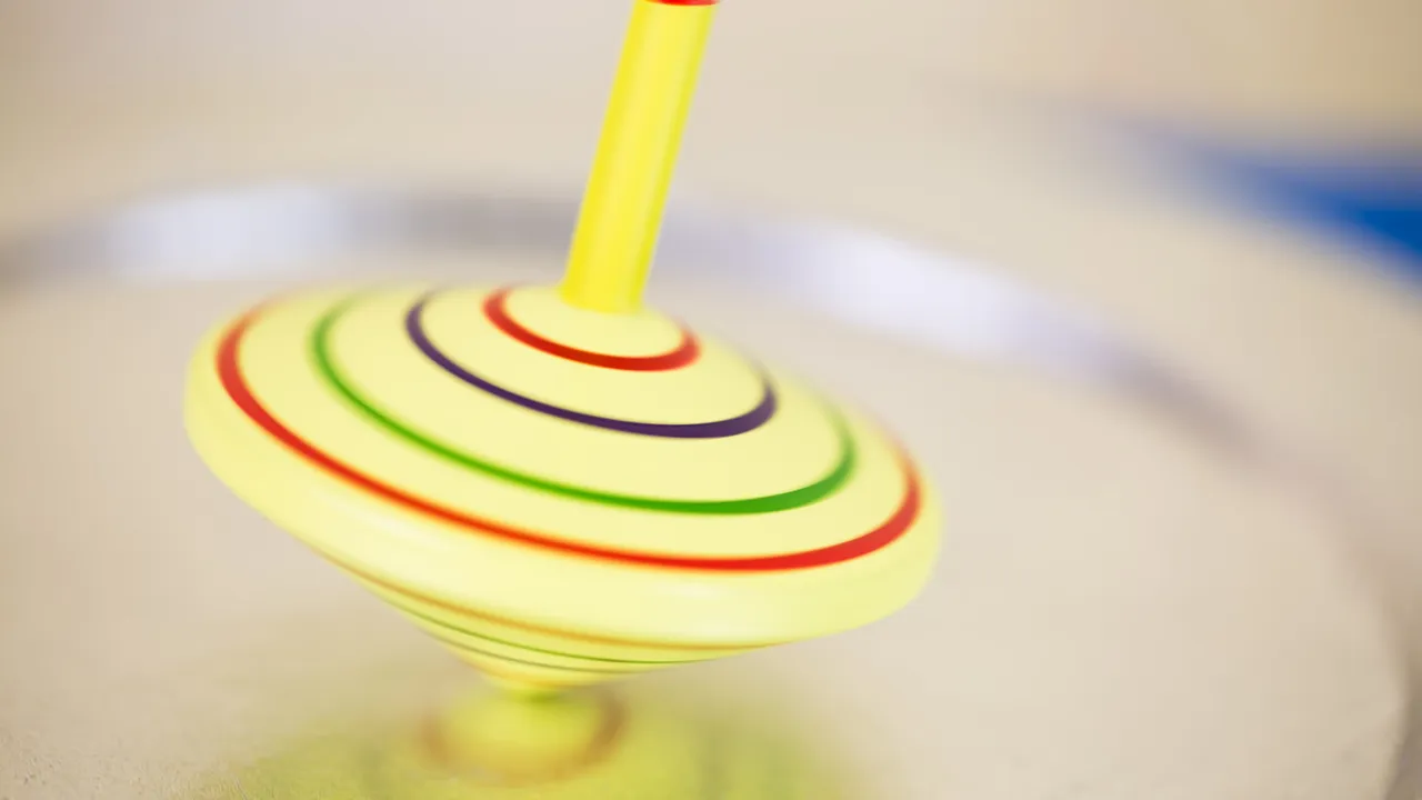 Salah satu permainan tradisional Indonesia yang terbuat dari kayu adalah gangsing