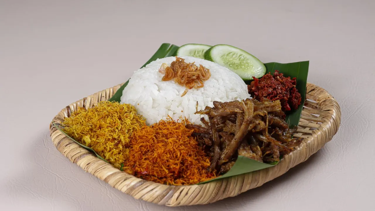 Nasi krawu adalah salah satu menu sarapan pagi khas Gresik