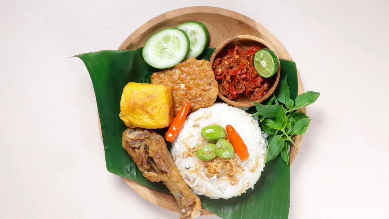 Nasi Liwet merupakan salah satu makanan khas Jawa Barat