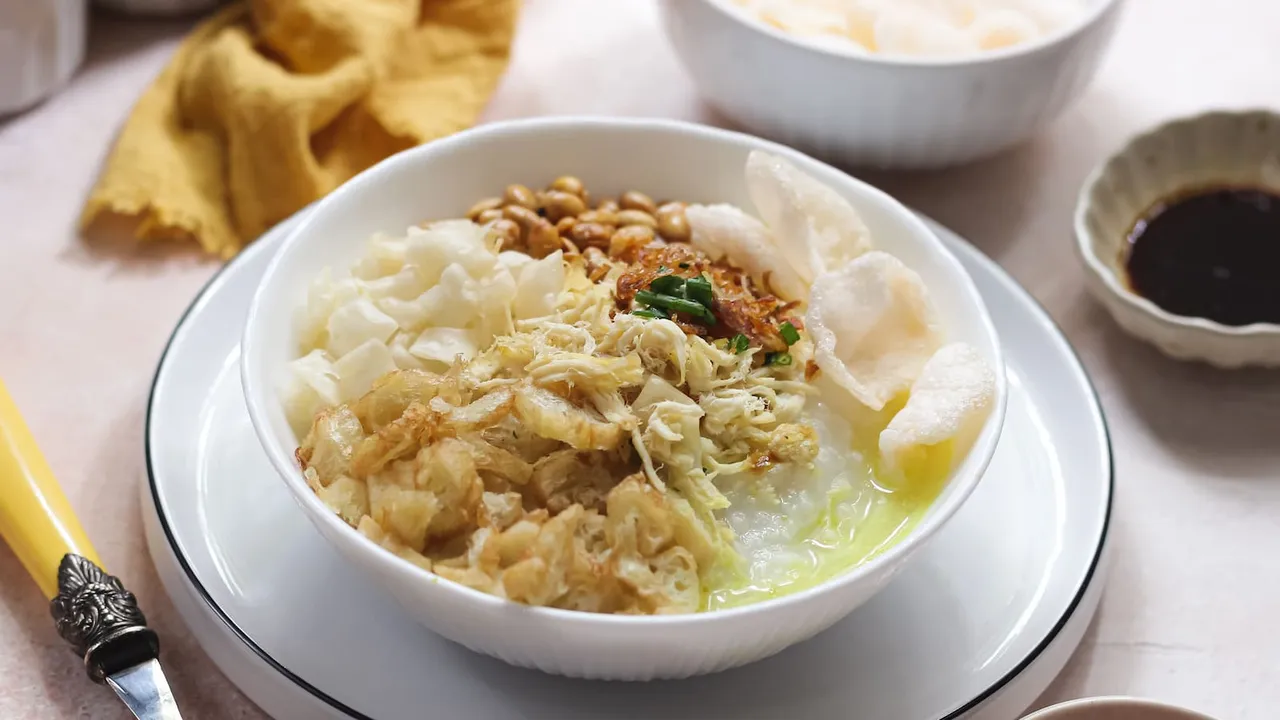 Bubur ayam adalah makanan khas Indonesia yang sering dijadikan menu sarapan pagi