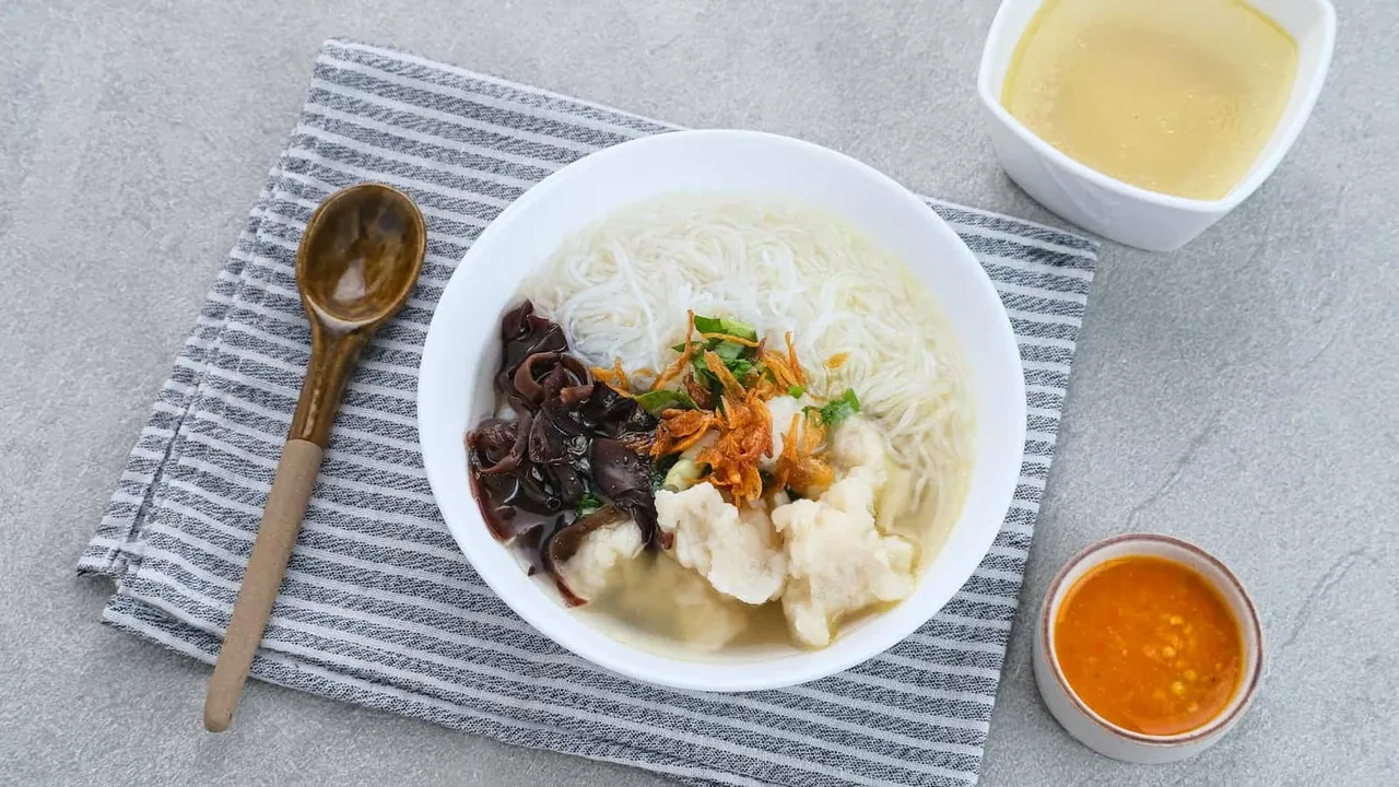 Tekwan adalah salah makanan khas Sumatera Selatan yang populer