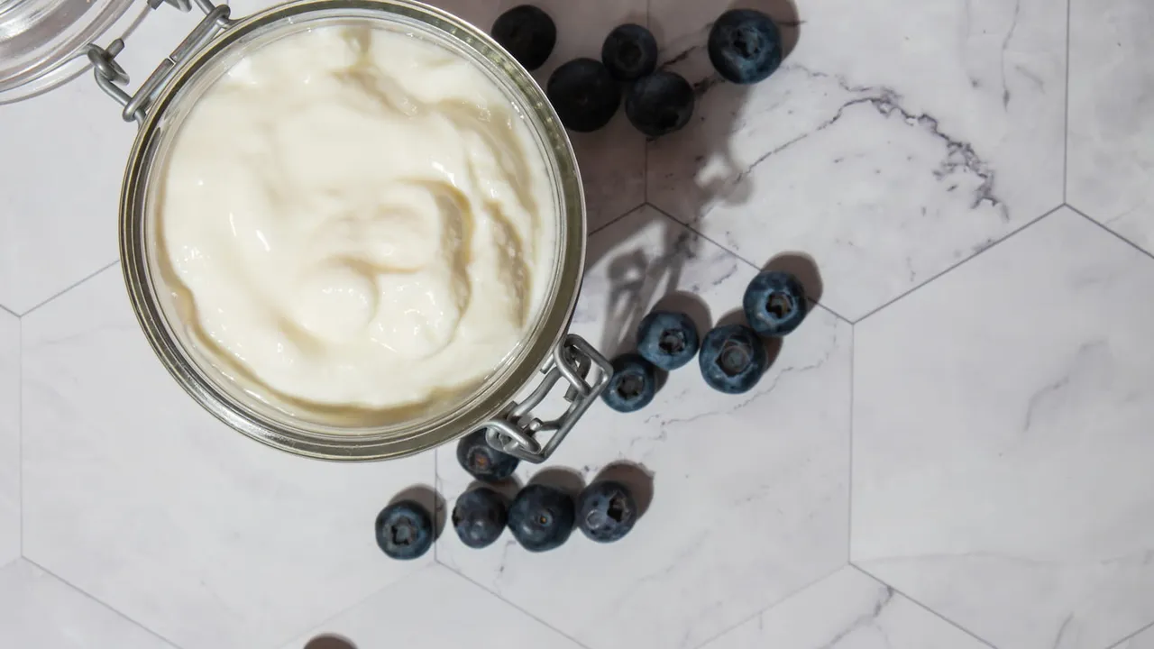 Yoghurt merupakan salah satu makanan sehat yang terkenal akan khasiatnya bagi tubuh