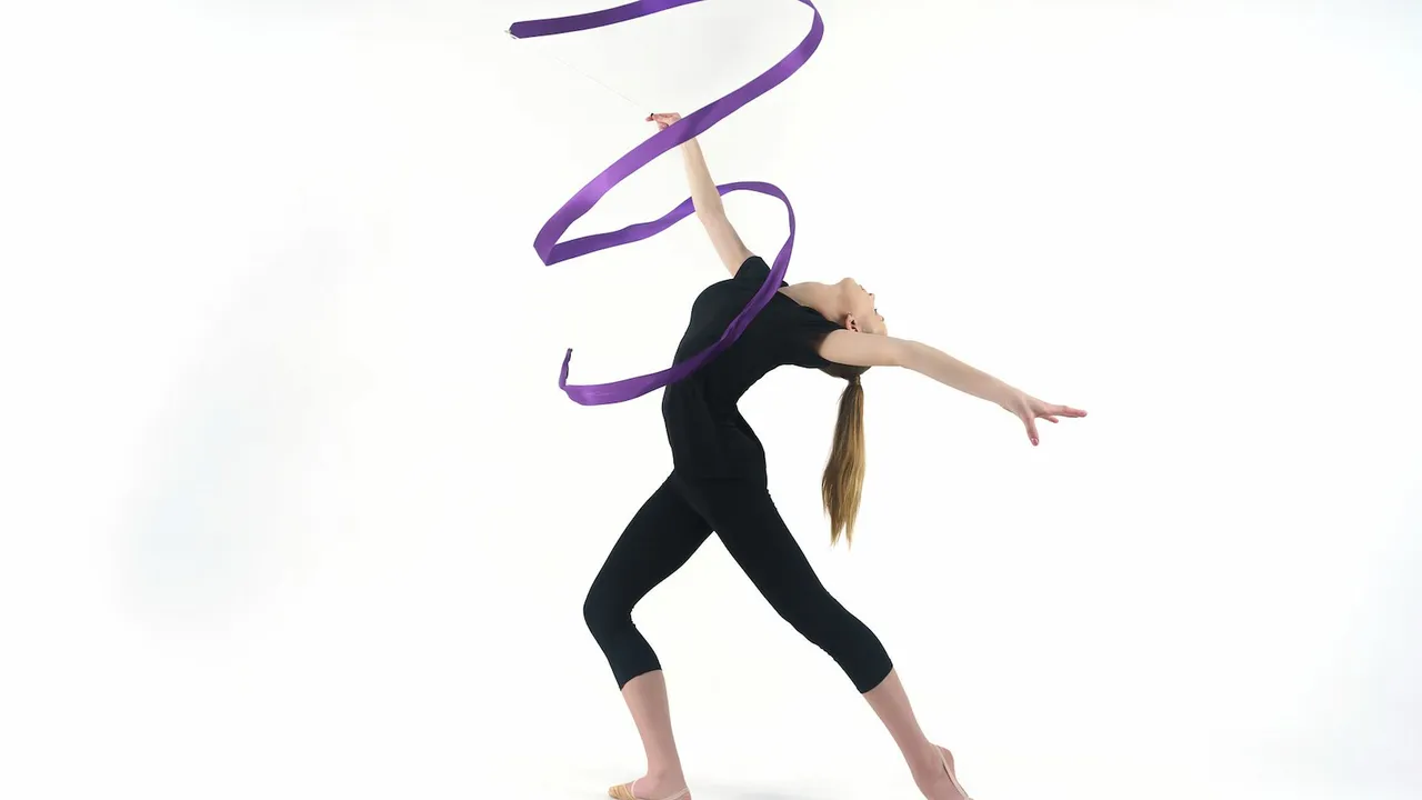 Senam ritmik merupakan jenis senam yang diiringi musik dan menggunakan alat berupa tali