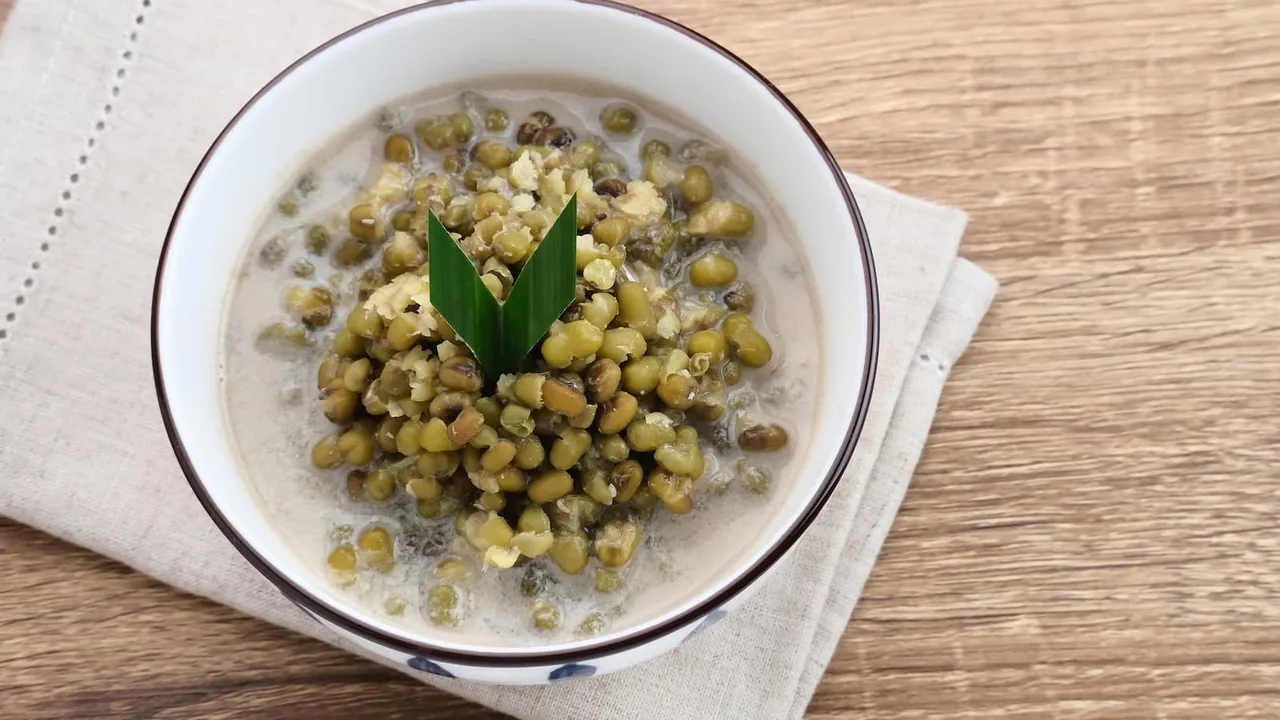 Bubur kacang hijau adalah menu sarapan pagi khas Indonesia