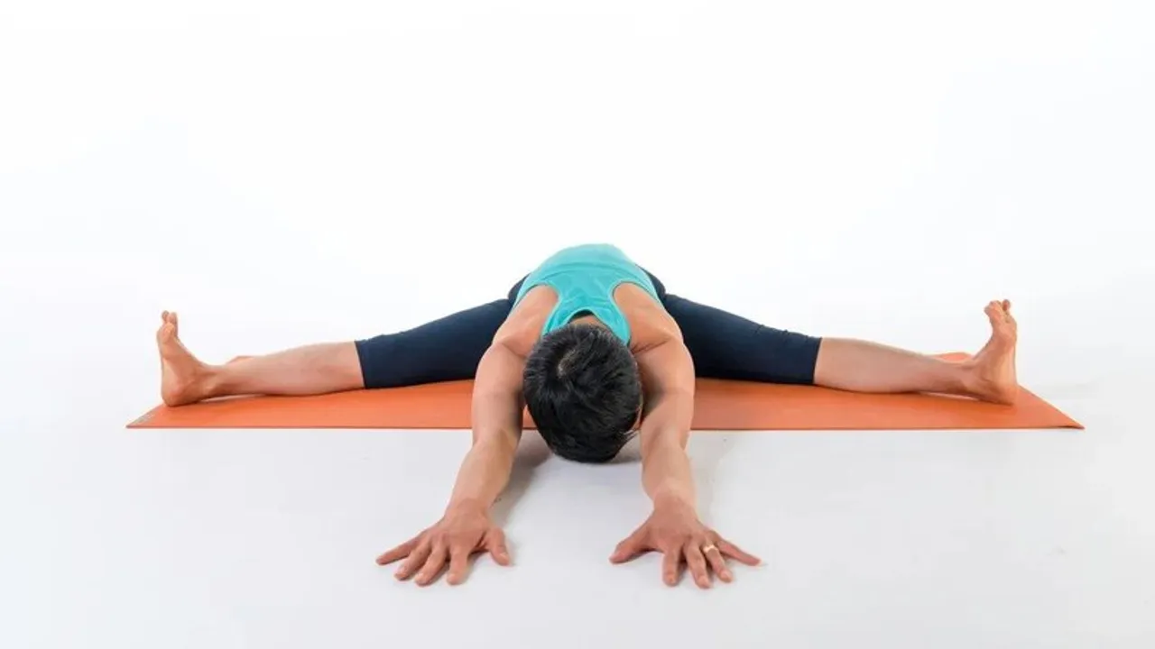 Gerakan yoga wide-angle seated forward bend
