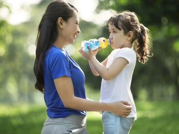 Langkah Menjaga Hidrasi Anak Saat Berolahraga