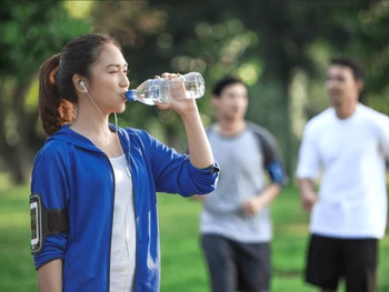 8 Gerakan Olahraga di Rumah yang Ringan & Sehat untuk Dicoba