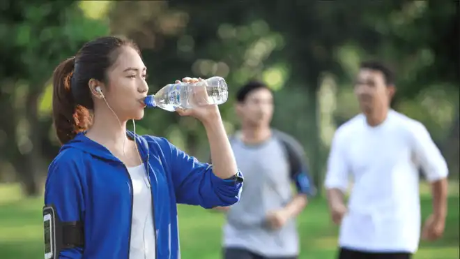 8 Gerakan Olahraga di Rumah yang Ringan & Sehat untuk Dicoba