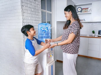 Peran Penting Ibu Dalam Menjaga Kualitas Air Minum di Rumah