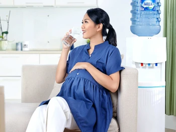 6 Cara Mengatasi Mual Saat Hamil yang Bisa Ibu Coba