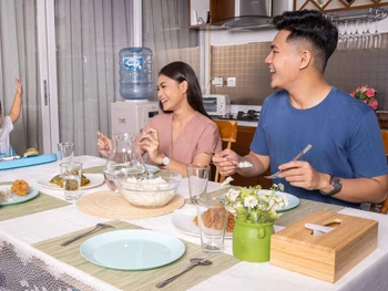 Jaga berat badan saat natal dan tahun baru dengan air mineral terbaik