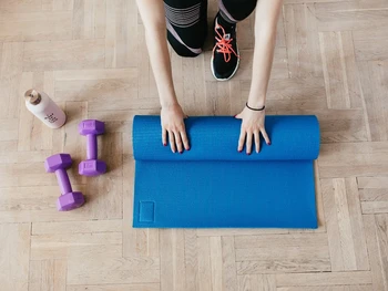 Wall Sit: Pengertian, Manfaat, & Cara Melakukannya