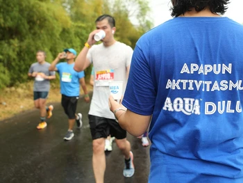 AQUA Ingatkan Pentingnya Kecukupan Konsumsi Air Minum dengan Membawa Semangat ‘AQUA Dulu’ di Ajang Maybank Marathon 2022