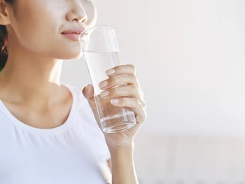 6 Manfaat Minum Air Putih saat Haid yang Perlu Diketahui