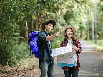 6 Tips Berwisata Walking Tour, Ketahui Manfaatnya di Sini!