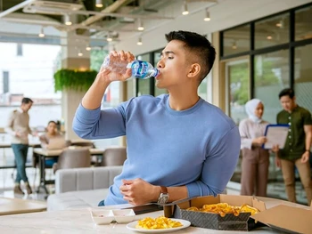 Berapa Lama Air Minum Dicerna di Lambung? Ini Faktanya