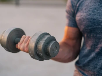 8 Cara Menaikkan Massa Otot Wanita dan Pria, Mudah dan Cepat