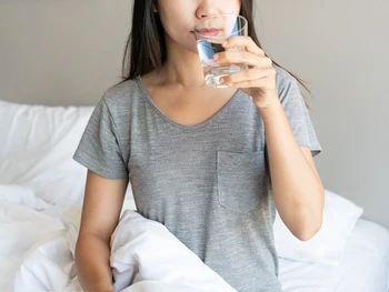 5 Manfaat Minum Air Putih saat Sakit, Bantu Pulihkan Tubuh!