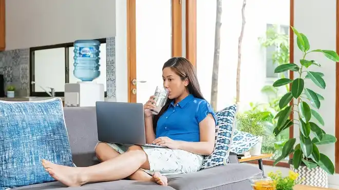 4 Manfaat Minum Air Putih Dingin untuk Kesehatan Tubuh!