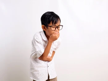 Kenapa Anak Muntah Terus-Menerus? Ini Pertolongan Pertamanya