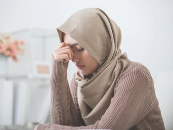 7 Cara Mengatasi Badan Lemas saat Puasa, Anti Lesu & Ngantuk!