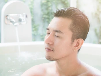 9 Manfaat Mandi Air Hangat bagi Kesehatan, Atasi Insomnia!