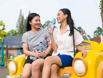 3 Manfaat Air Putih untuk Bibir, Cegah Kering & Pecah-Pecah!