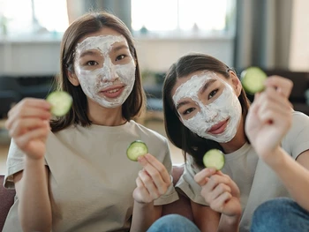 15 Bahan Untuk Masker Wajah Alami & Cara Membuatnya, Mudah!