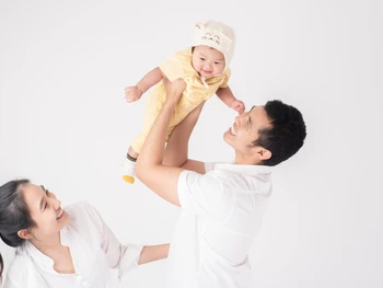 Mengenal Milestone Bayi 0-12 Bulan, Begini Tahapannya!