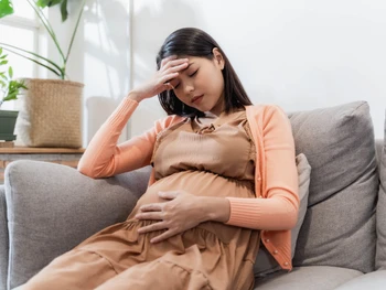 8 Cara Menghilangkan Pikiran Negatif saat Hamil dan Penyebab