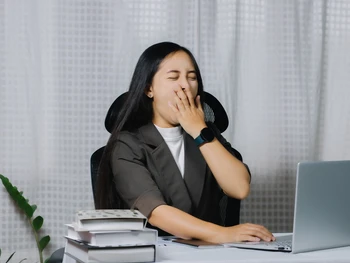 9 Cara Mengatasi Ngantuk saat Kerja di Kantor, Efektif!
