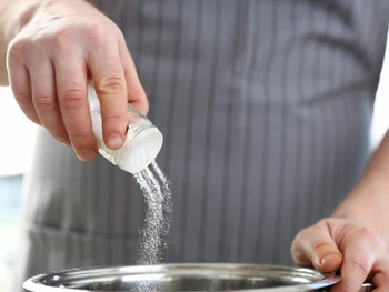 5 Manfaat Berkumur Air Garam & Cara Melakukannya, Yuk Coba!