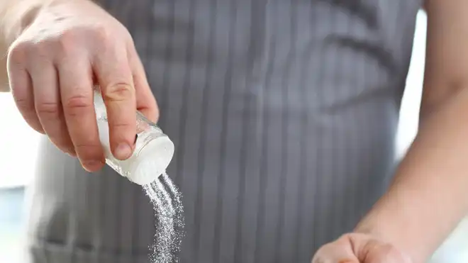 5 Manfaat Berkumur Air Garam & Cara Melakukannya, Yuk Coba!