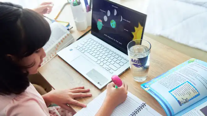 3 Cara Membuat Rak Buku dari Kardus AQUA yang Mudah dan Awet