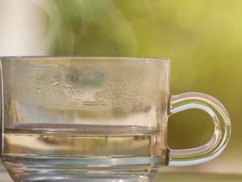 Minum Air Hangat Turunkan Asam Lambung? Ini Manfaatnya!