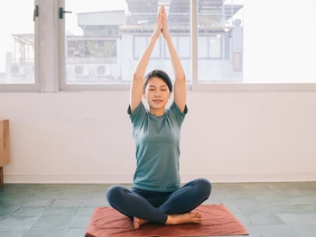 Floating Yoga: Definisi, Manfaat, Peralatan, & Tips Memulai