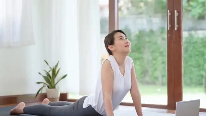 5 Gerakan Yoga untuk Mengecilkan Perut yang Paling Efektif