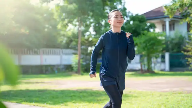 Jogging Pagi atau Sore? Ini Manfaat dan Kekurangannya!