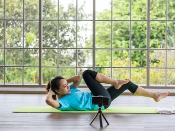 4 Manfaat Bicycle Crunch dan Cara Melakukannya