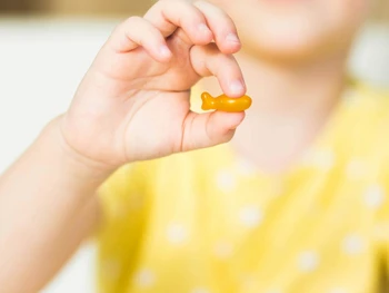 8 Manfaat Minyak Ikan untuk Bayi & Tips Tepat Memberikannya