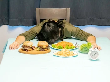 Sering Ngantuk Setelah Makan? Ini Penyebab & Pencegahannya!