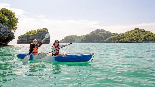 Olahraga Kayak: Kenali Manfaat dan Bedanya dengan Kano