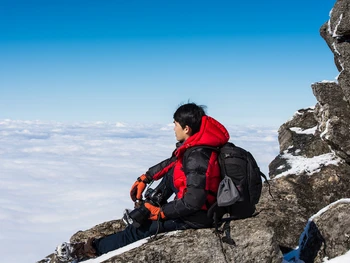 10 Inspirasi Outfit Naik Gunung Pria, Stylish dan Safety!