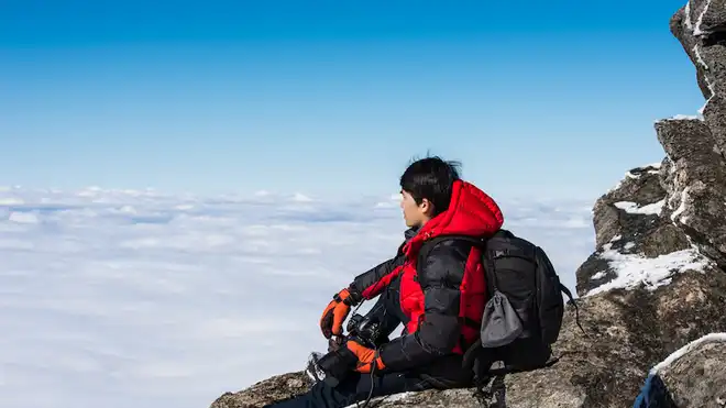 10 Inspirasi Outfit Naik Gunung Pria, Stylish dan Safety!