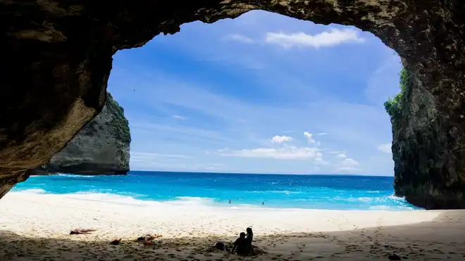 10 Pantai Terindah di Indonesia, Segarkan Mata & Pikiran!