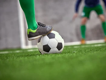 7 Peraturan Sepak Bola yang Pemain dan Wasit Wajib Ketahui!